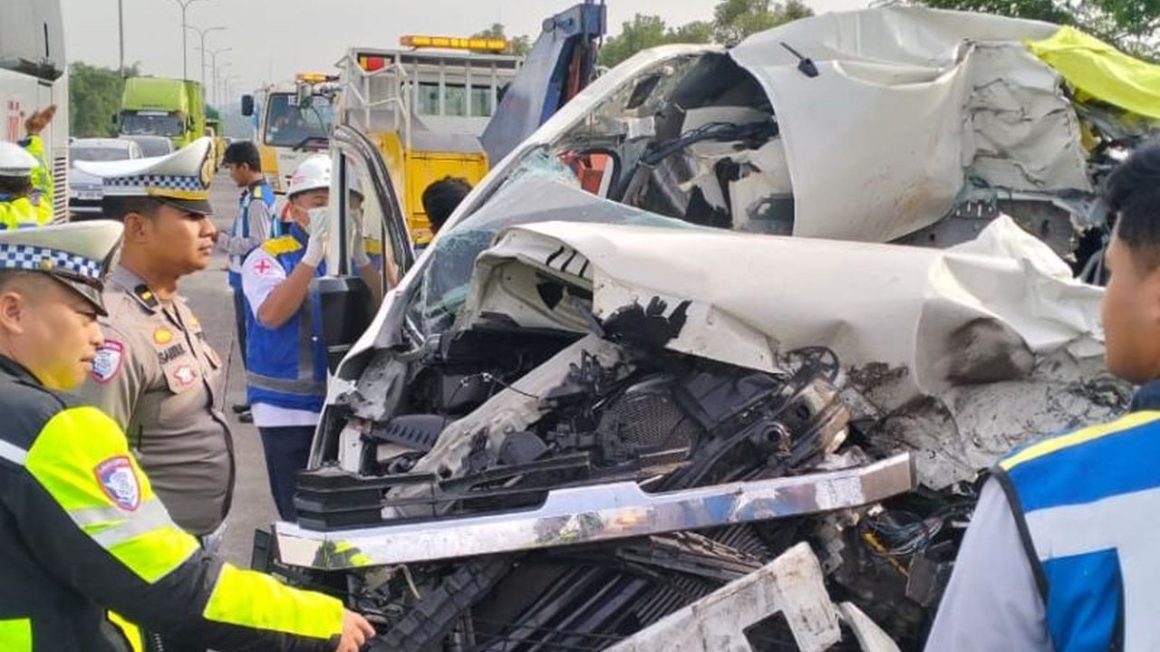 Insiden tragis Kecelakaan Tol Malang-Pandaan menewaskan dua orang setelah mini bus menabrak truk. Dugaan sementara, sopir mini bus mengalami microsleep. Simak selengkapnya!