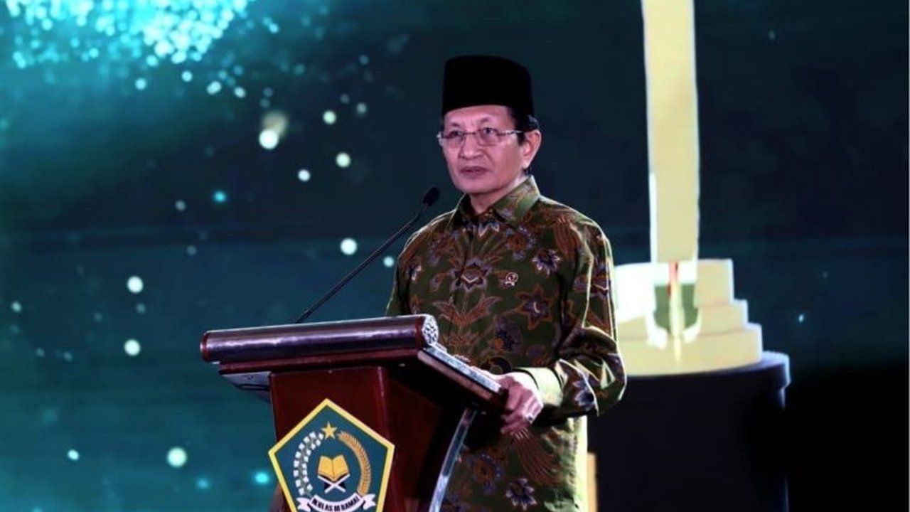Menteri Agama Nasaruddin Umar menegaskan peran vital KUA sebagai pilar pelayanan negara yang tak tergantikan, mencakup fungsi teologis, sosial, dan kemasyarakatan.
