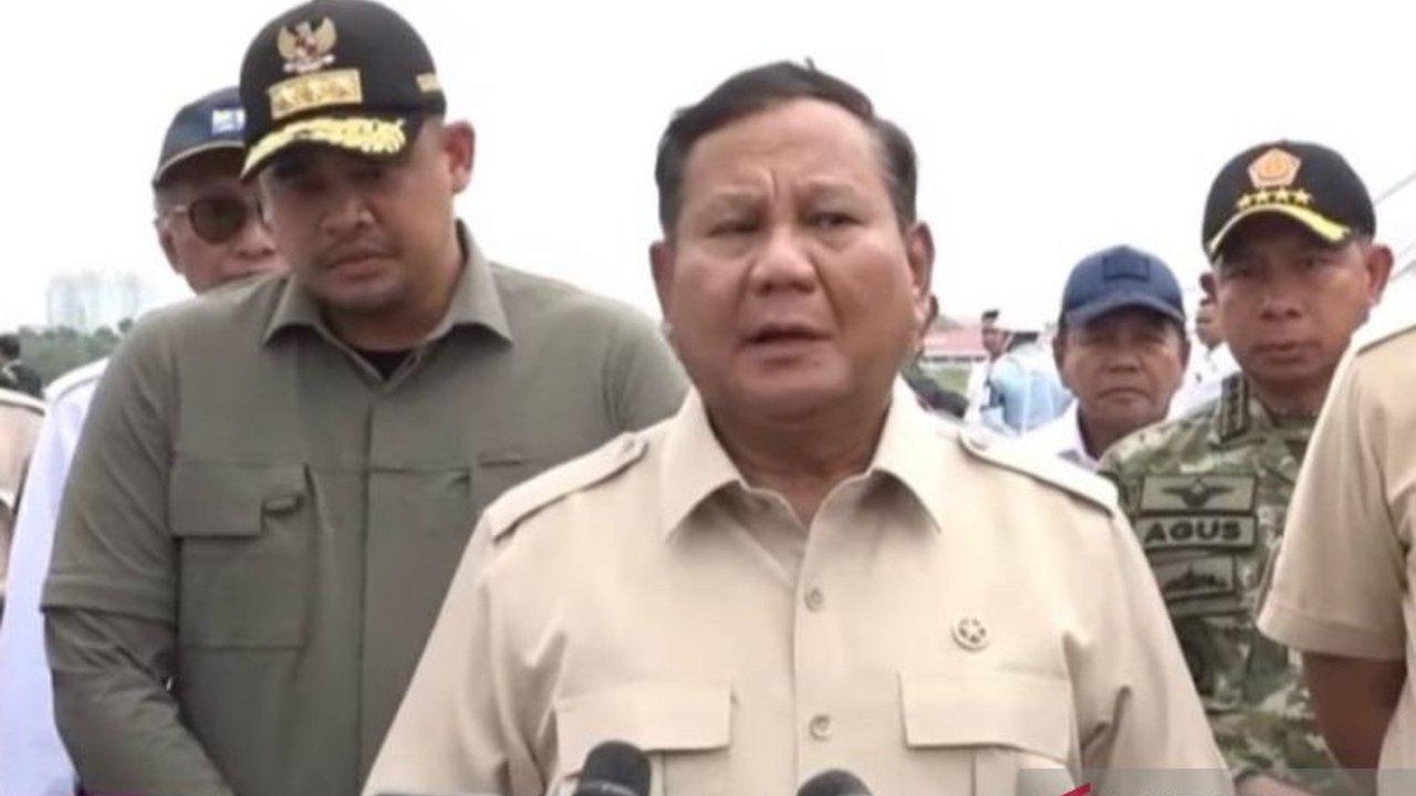 Presiden Prabowo Subianto menegaskan komitmen pemerintah dalam menertibkan pembalakan liar yang diduga menjadi penyebab banjir, dengan penindakan tegas terhadap perusahaan tak berizin.