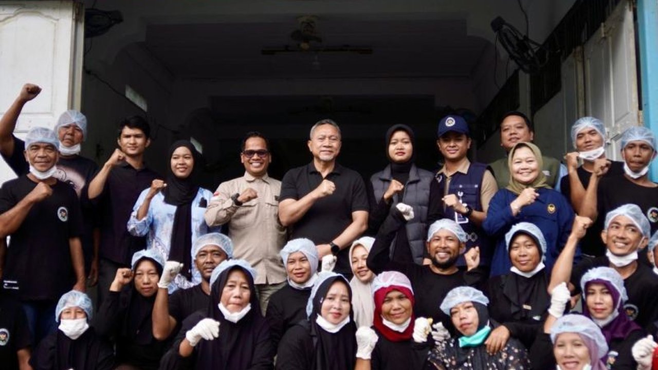 Menko Pangan Zulkifli Hasan meninjau langsung dan memberikan semangat kepada petugas Satuan Pelayanan Pemenuhan Gizi (SPPG) yang beroperasi di tengah bencana Aceh Tamiang, menegaskan peran krusial SPPG Bencana.