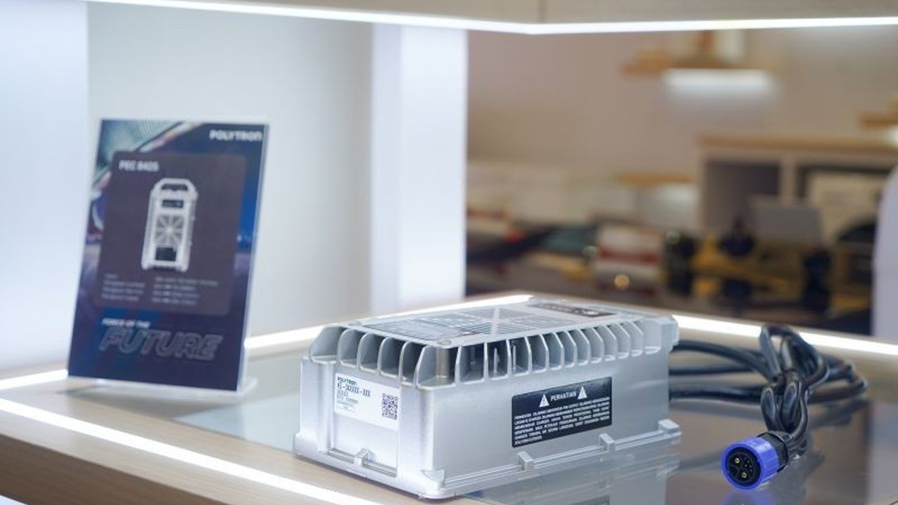 Polytron, produsen elektronik terkemuka, sedang mengembangkan portable fast charging untuk motor listriknya. Inovasi ini bertujuan meningkatkan kepercayaan diri pengguna dalam perjalanan jauh, mengatasi keterbatasan infrastruktur pengisian daya.