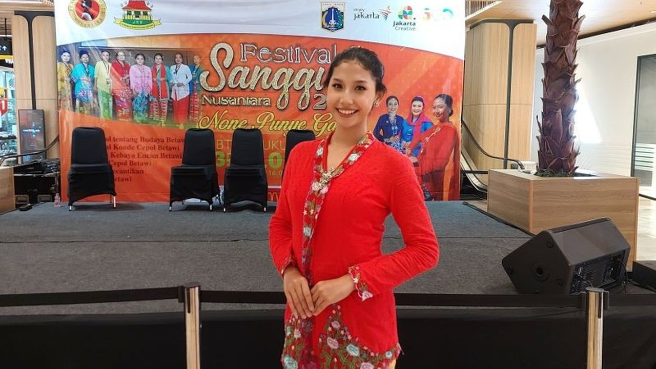 Wakil 2 None Jakarta Barat 2022, Sherly Amanda, membagikan inspirasi padu padan kebaya Encim modern agar terlihat stylish dan tidak monoton, cocok untuk gaya sehari-hari.