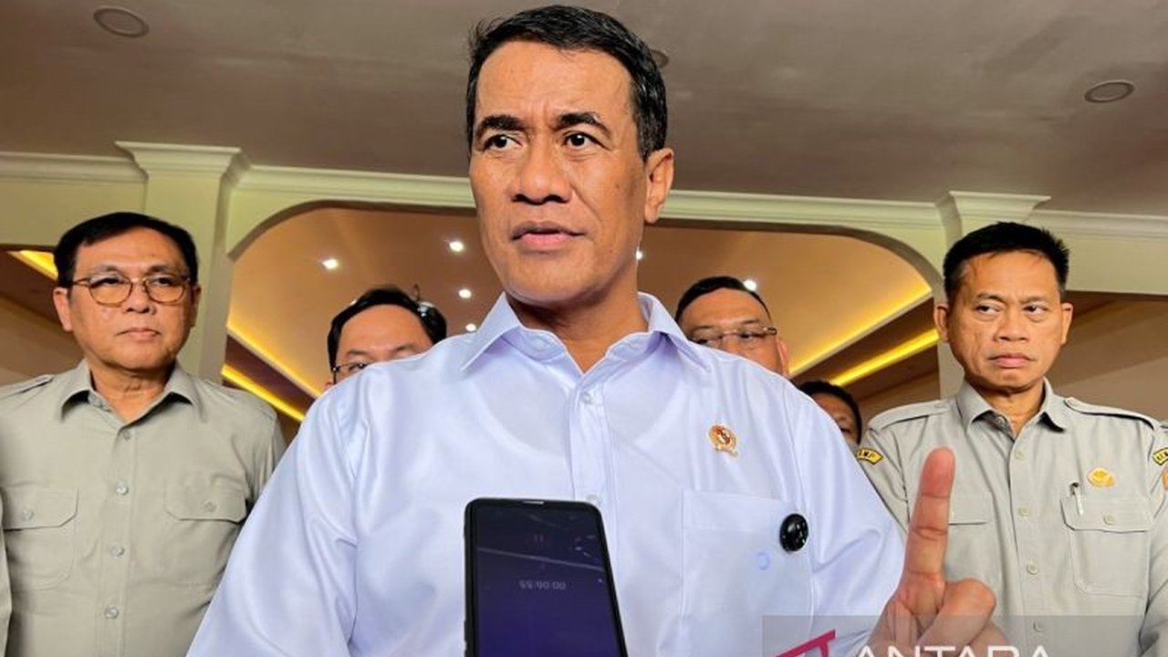 Menteri Pertanian Andi Amran Sulaiman menyalurkan bantuan tunai dan pangan kepada keluarga Jafar di Baubau setelah viralnya insiden penarikan kembali bantuan beras dan minyak goreng akibat kekeliruan data penerima.