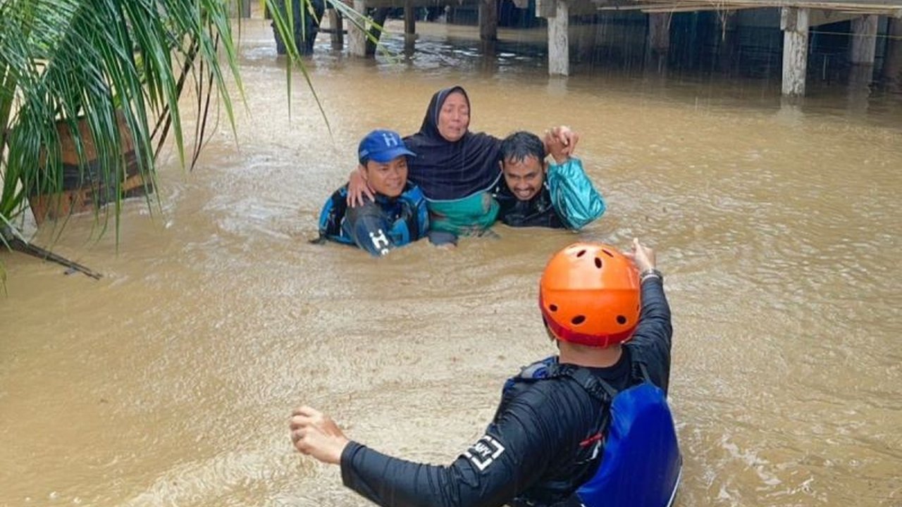 Human Initiative (HI) memperluas cakupan operasi kemanusiaan untuk korban banjir bandang di Sumatera, menjangkau 14.836 jiwa. Simak detail bantuan yang disalurkan untuk meringankan beban para penyintas banjir Sumatera.