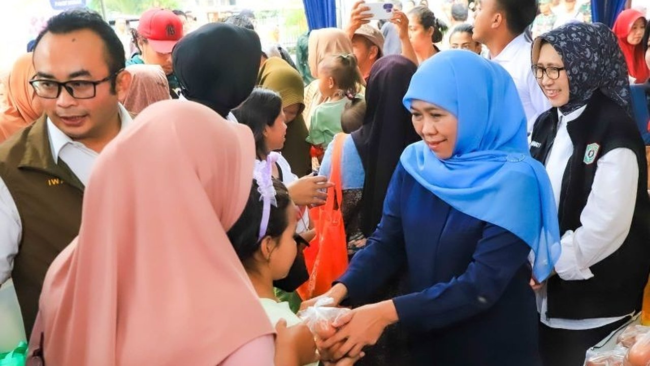 Pemerintah Provinsi Jawa Timur menggelar pasar murah di Lumajang untuk Stabilisasi Harga Sembako dan menjaga daya beli masyarakat menjelang Natal 2025 dan Tahun Baru 2026.