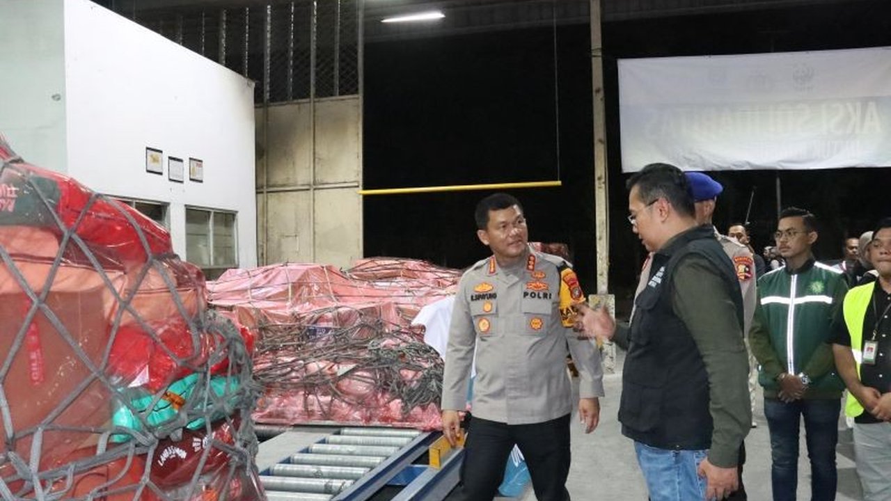 Polri bersama WWF Indonesia kembali menyalurkan puluhan ton bantuan logistik bagi masyarakat terdampak bencana banjir dan longsor di Aceh, dikirim melalui Bandara Soekarno-Hatta.
