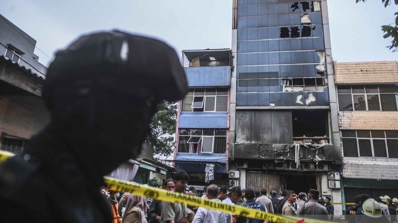 Merespons maraknya insiden kebakaran, Gubernur DKI Jakarta Pramono Anung memerintahkan audit kelayakan gedung secara menyeluruh di ibu kota. Langkah ini bertujuan mencegah kejadian serupa terulang dan memastikan standar keselamatan terpenuhi.