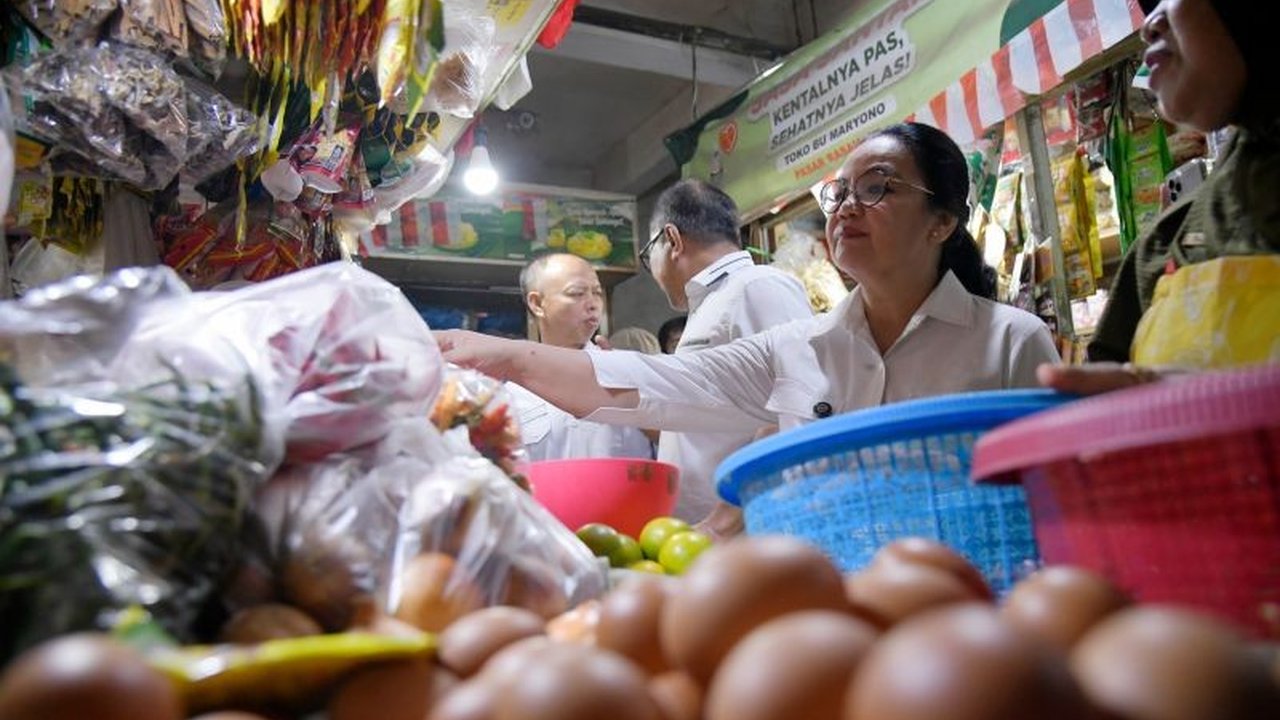 Pemerintah Kota Semarang memastikan harga bahan pokok tetap stabil menjelang Natal 2025 dan Tahun Baru 2026 melalui pemantauan intensif dan strategi intervensi. Waspada kenaikan cabai!