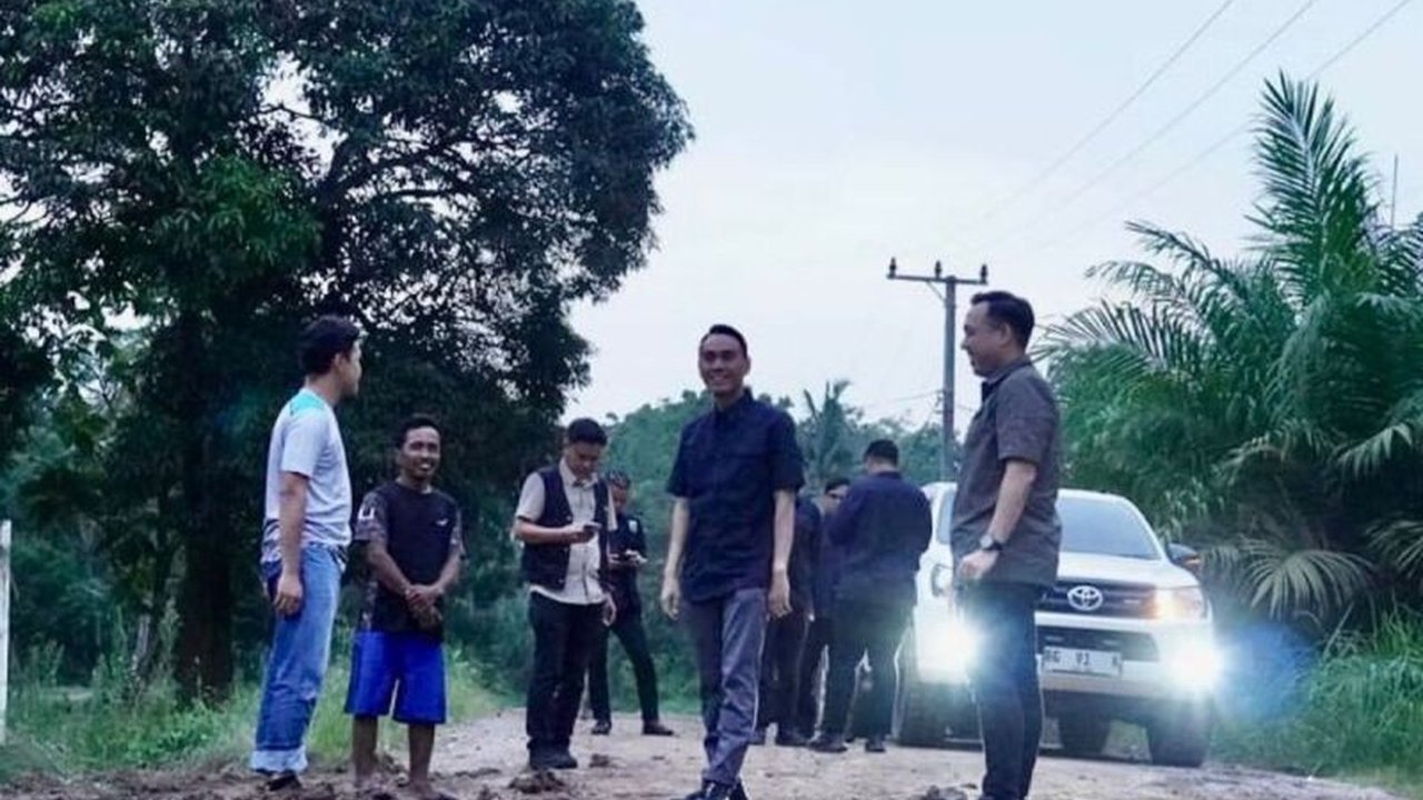 Pemerintah Kabupaten Ogan Komering Ilir (OKI) menyiagakan alat berat dan berkoordinasi dengan perusahaan swasta untuk penanganan jalan poros Cengal-Sungai Menang yang rusak parah akibat curah hujan tinggi dan muatan berlebih.