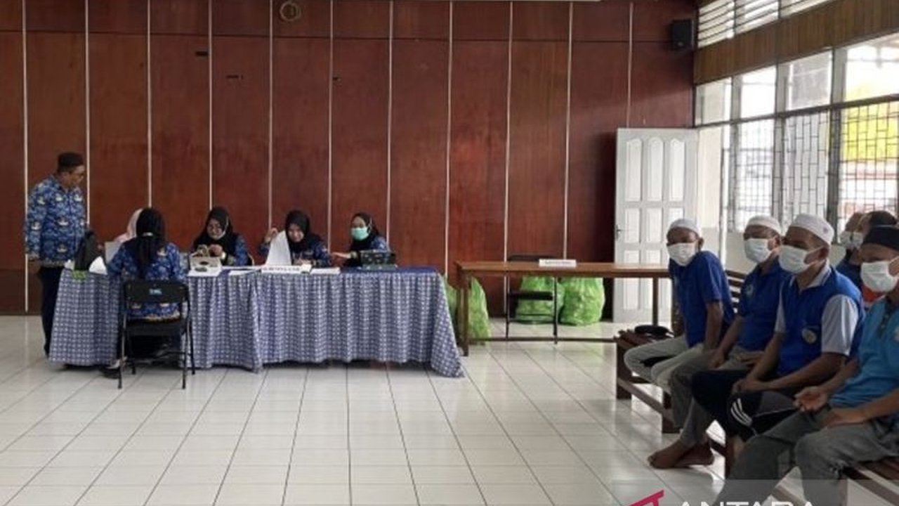 Rutan Kelas IIB Rantau di Tapin, Kalsel, gencarkan skrining kesehatan 100 WBP untuk deteksi dini dan perkuat pencegahan HIV/AIDS. Upaya ini memastikan lingkungan rutan tetap sehat dan aman dari penyakit menular.