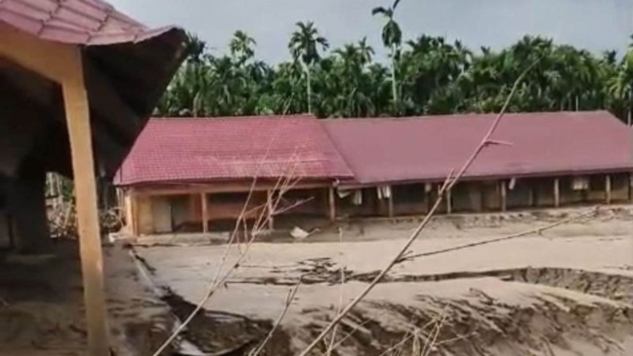 Banjir besar melanda Aceh Timur, menyebabkan ratusan bangunan sekolah rusak banjir Aceh Timur dan mengganggu proses belajar mengajar. Disdikbud masih mendata kerugian.