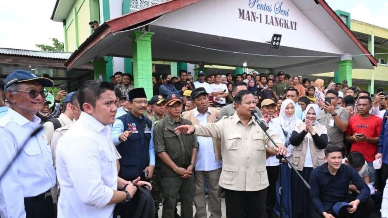 Presiden Prabowo Subianto memperkenalkan Sekretaris Kabinet Teddy Indra Wijaya yang kini berpangkat Letkol saat meninjau korban banjir di Langkat, Sumatera Utara, menarik perhatian publik.