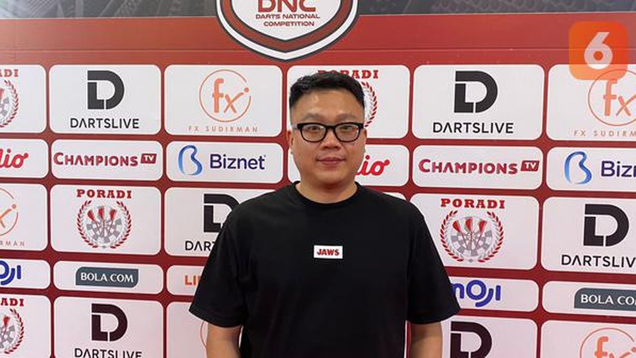 Benny Tandean meraih juara Darts National Competition (DNC) Final Series 2025, di Darts Station, FX Sudirman, Jakarta, Sabtu (13/12/2025). (Bola.com/Roger Ali)