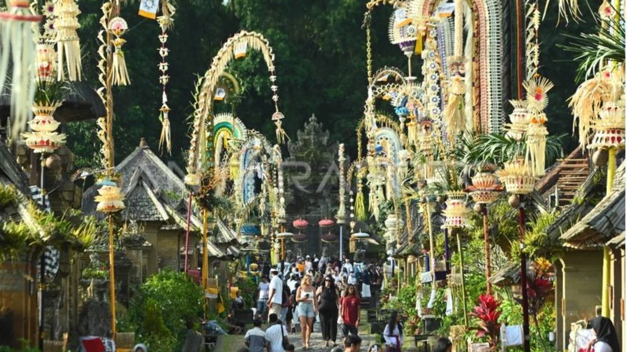 Desa Wisata Penglipuran di Bangli, Bali, meluncurkan konsep unik 'sehari jadi orang Bali' mulai Nataru 2025/2026, menawarkan pengalaman budaya otentik dan kuliner khas.