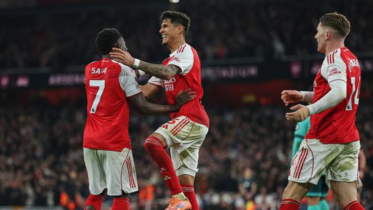 Pemain Arsenal, Bukayo Saka (kiri), merayakan kemenangan yang didapat timnya atas Wolves pada lanjutan Liga Inggris 2025/2026 di Emirates Stadium, Minggu (14/12/2025) dini hari WIB. (AP Photo