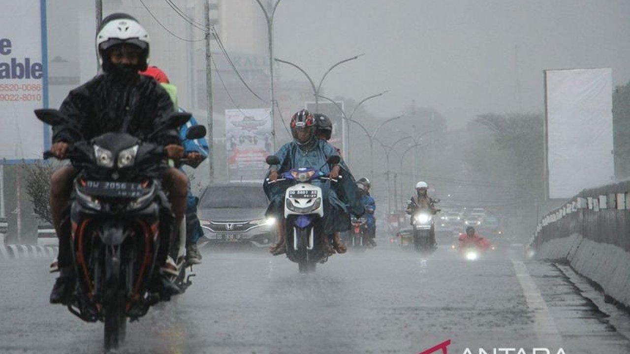 Badan Meteorologi, Klimatologi, dan Geofisika (BMKG) mengeluarkan peringatan dini terkait potensi hujan sedang hingga sangat lebat di berbagai kota besar Indonesia pada Sabtu, berdasarkan prakiraan cuaca BMKG terbaru.