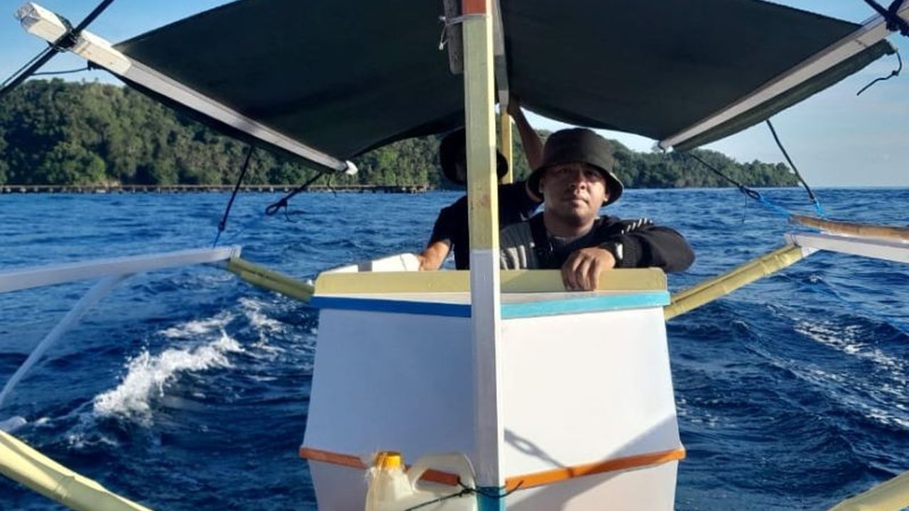 Kantor Pos Marore berhasil menuntaskan Penyaluran BLTS Kesra di tiga pulau terpencil, meskipun harus menghadapi ombak tinggi hingga satu meter, menunjukkan dedikasi petugas.