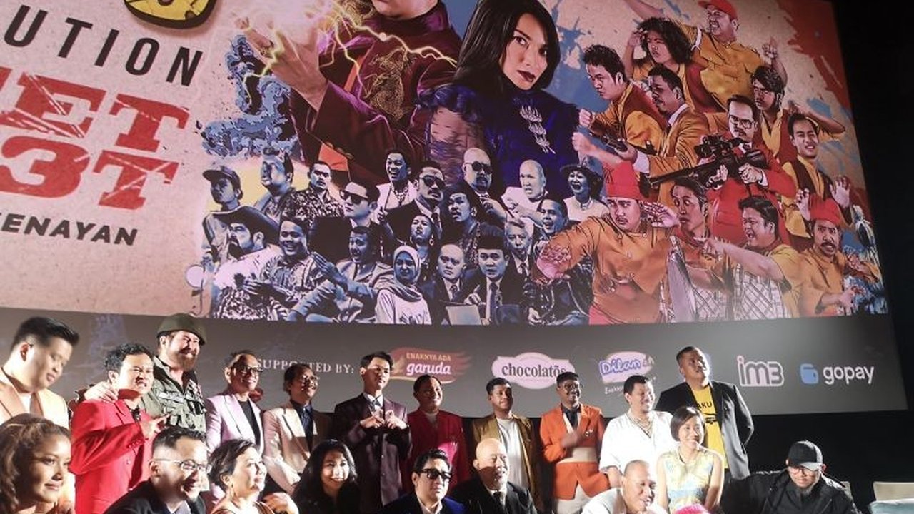 Di balik gelak tawa, para aktor 'Totalitas Pemain Comic 8: Revolution Santet K4BIN3T' rela menghadapi tantangan ekstrem, mulai dari mabuk laut hingga mengunyah sereh. Simak kisah perjuangan mereka!