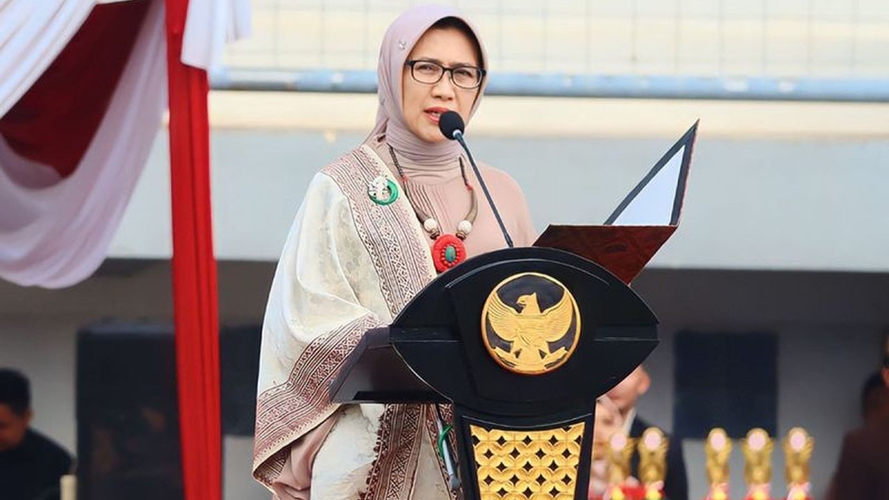 Bupati Lumajang Indah Amperawati bersama polisi sukses menggagalkan praktik penimbunan BBM Subsidi. Sebuah truk modifikasi ditangkap, mengungkap modus operandi ilegal ini.