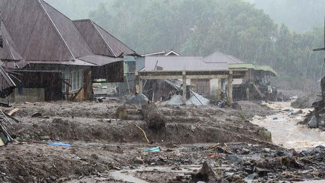 Sementara, di Sumatera Barat, dampak bencana tercatat lebih meluas hingga mencakup 13--14 kabupaten/kota. Tampak dalam foto, rumah-rumah terlihat rusak setelah banjir melanda Malalak, Sumate