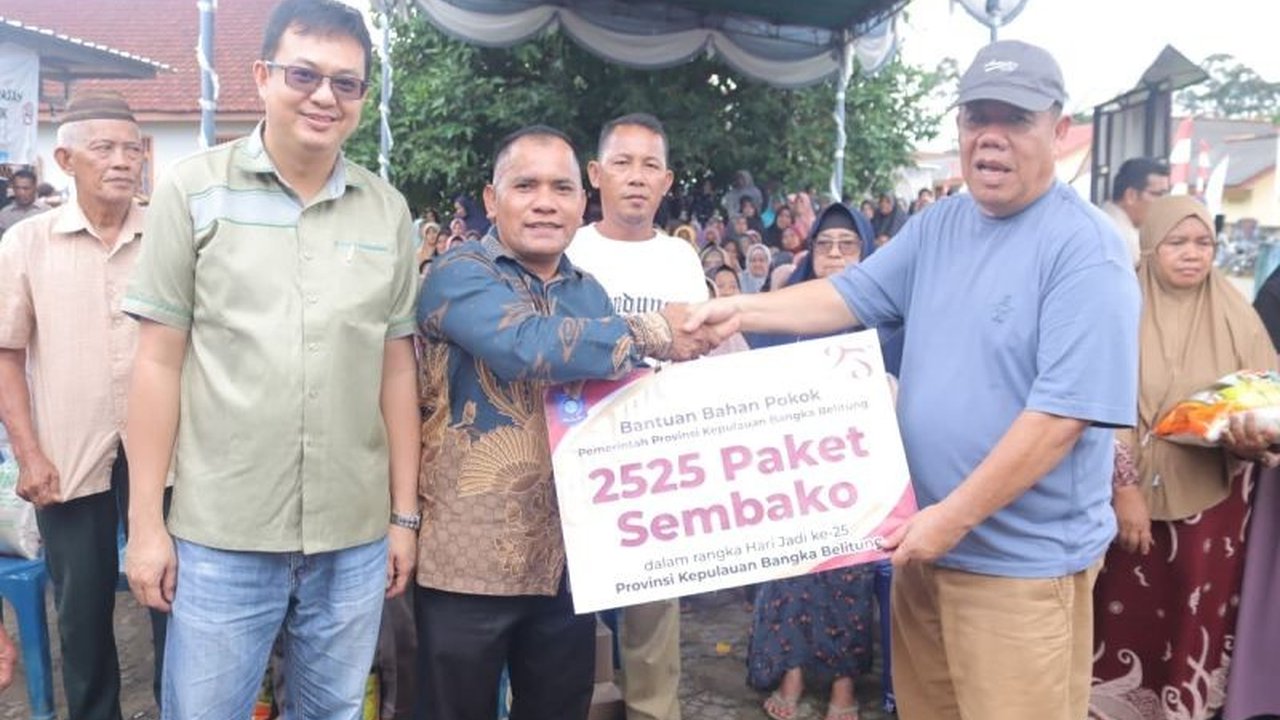 Gubernur Hidayat Arsani memimpin Pembagian Beras Gratis di Bangka Barat, wujud kepedulian pemerintah provinsi dalam HUT ke-25. Bantuan ini meringankan beban masyarakat di tengah kondisi ekonomi.