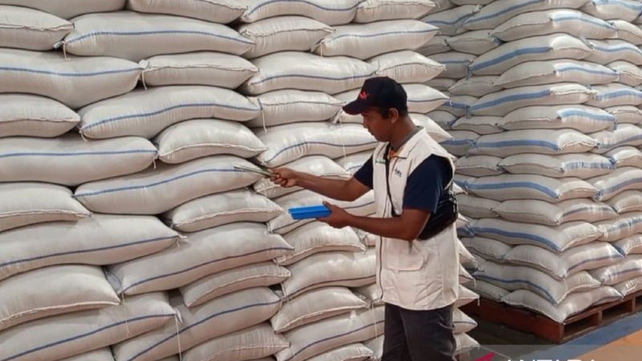 Perum Bulog Kantor Cabang Madiun berhasil melampaui target serapan beras petani untuk tahun 2025, mencapai lebih dari 100 persen, berkat dukungan kebijakan strategis pemerintah.