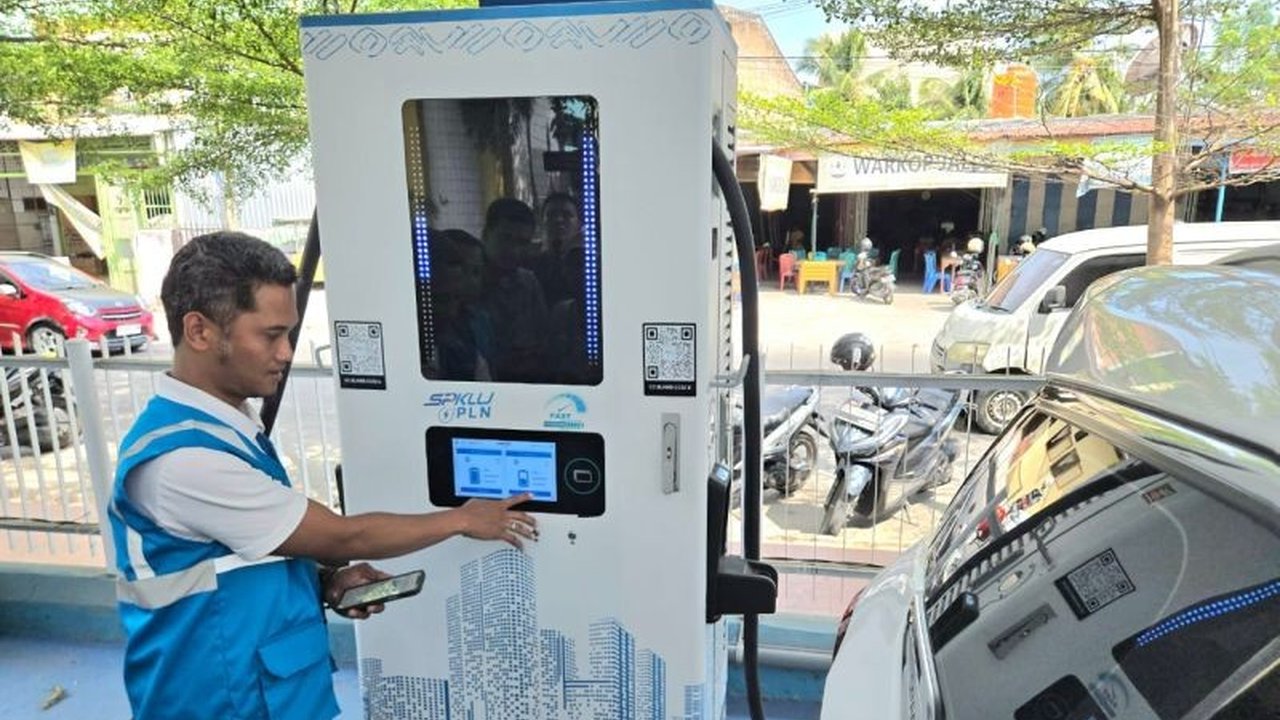 PLN UID Sulselrabar akan menambah 14 unit SPKLU baru pada tahun 2025, memperkuat infrastruktur kendaraan listrik di Sulawesi. Simak bagaimana langkah ini mendukung transisi energi bersih dan antusiasme masyarakat.