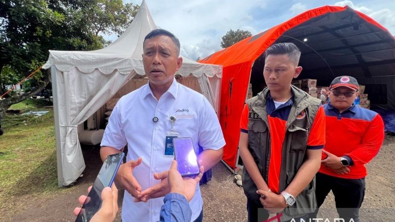 Perum Bulog mengambil langkah proaktif dengan menyiapkan **stok beras bencana Sumatera** hingga 50 ton di bandara dan pelabuhan, guna memastikan penyaluran bantuan pangan yang cepat dan efektif bagi korban bencana di wilayah tersebut.