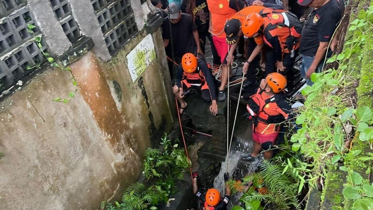 Seorang Warga Negara Asing (WNA) ditemukan meninggal dunia di Badung, Bali, diduga setelah terseret banjir saat menerobos genangan air dengan sepeda motor, memicu pencarian identitas korban.