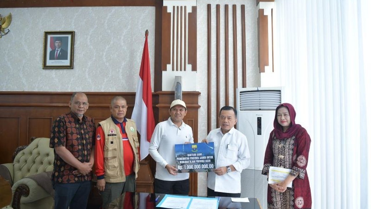 Gubernur Jambi Al Haris secara langsung menyerahkan Bantuan Bencana Aceh senilai miliaran rupiah, termasuk beras dan obat-obatan, sebagai bentuk solidaritas antar-daerah.