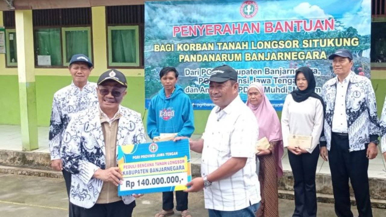 PGRI Jawa Tengah menunjukkan solidaritas dengan menyalurkan Bantuan PGRI Jateng Longsor Banjarnegara senilai Rp140 juta dan kebutuhan lainnya bagi korban bencana.