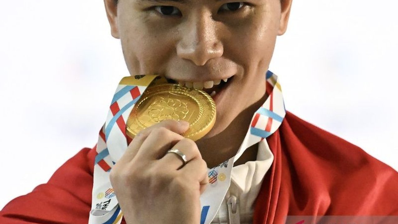 Atlet wushu kebanggaan Indonesia, Edgar Xavier Marvelo, sukses mempersembahkan medali emas di SEA Games terakhirnya sebelum memutuskan fokus pada keluarga. Kisah inspiratif di balik medali ini.