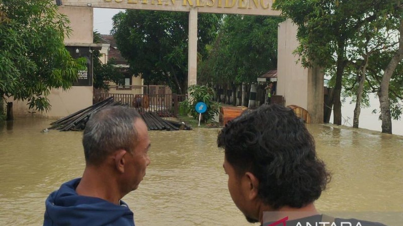 Ribuan warga di Kabupaten Cirebon terdampak parah akibat Banjir Cirebon yang melanda 22 desa. BPBD Cirebon mencatat 6.530 jiwa mengungsi, dipicu hujan deras.