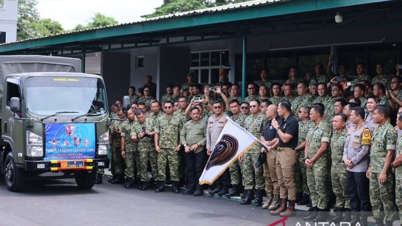 Paguyuban Pamor Persada, alumni Akmil 2000, mengirimkan 10 truk bantuan sosial ke wilayah terdampak bencana di Sumatera, menegaskan komitmen pengabdian dan persatuan.