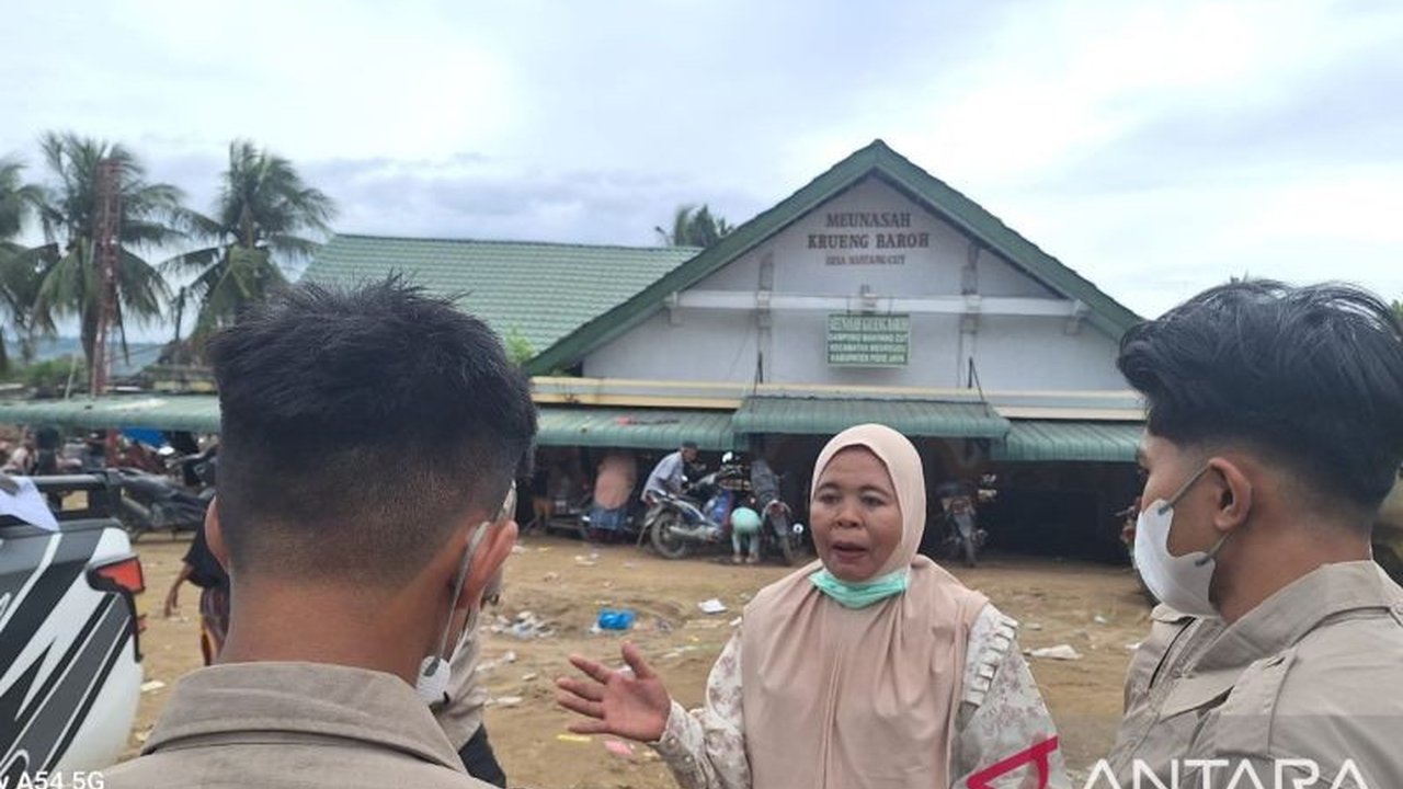 Ratusan Pengungsi Meureudu di Pidie Jaya, Aceh, sangat membutuhkan bantuan tenda khusus perempuan dan fasilitas sanitasi dasar setelah bencana banjir bandang, agar mereka bisa kembali ke desa dan menjaga harta benda.