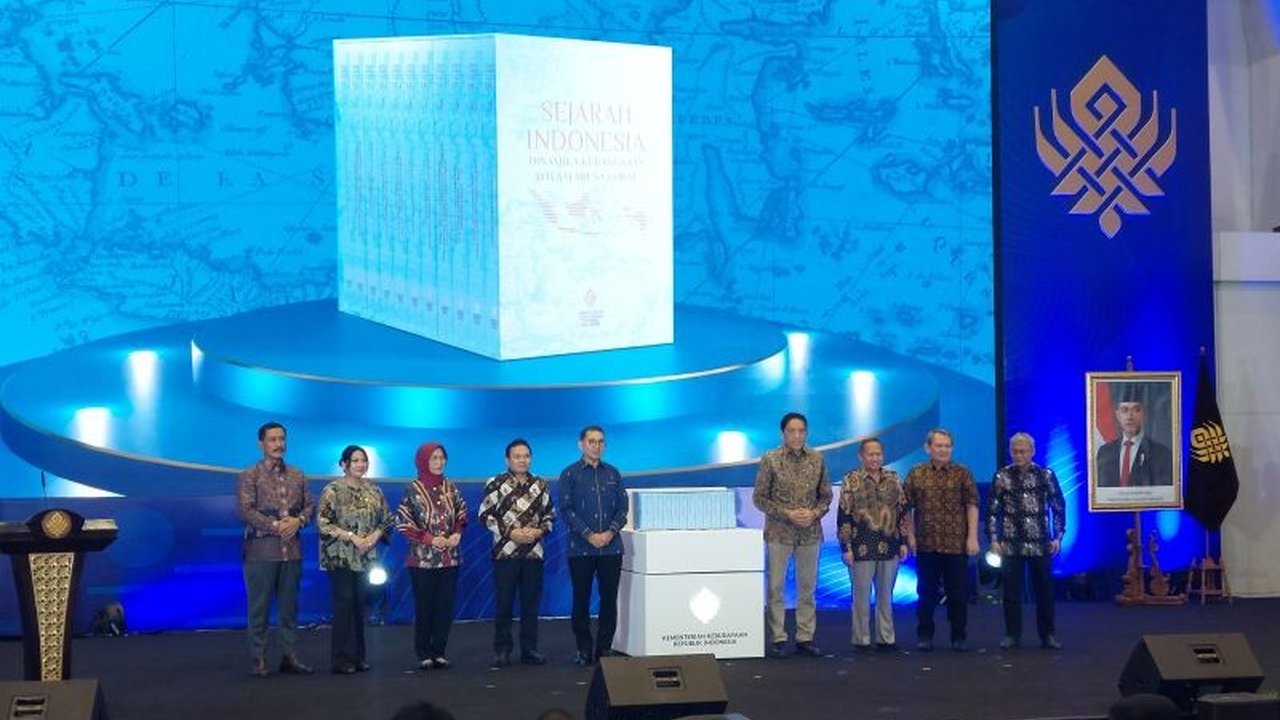 Menteri Kebudayaan Fadli Zon meresmikan peluncuran Buku Sejarah Nusantara 10 jilid yang komprehensif, bertujuan merawat memori kolektif dan memperkuat identitas bangsa.