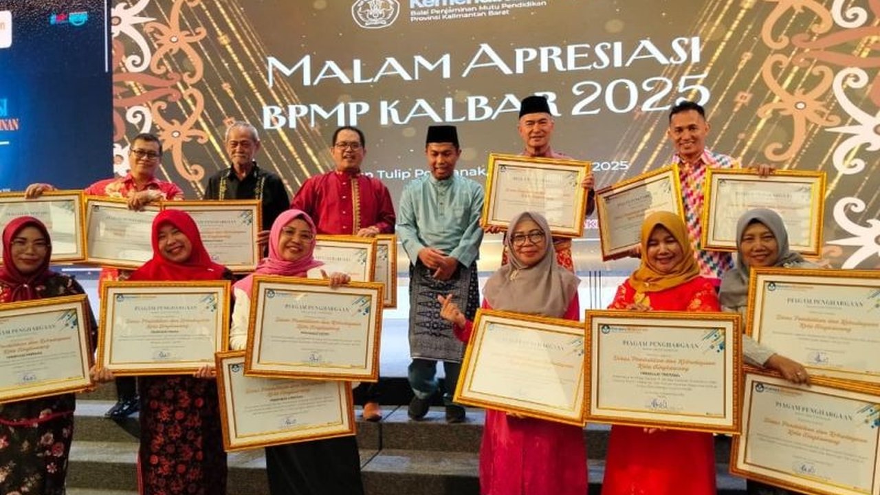Pemkot Singkawang berhasil meraih 16 penghargaan berkat komitmen kuat dalam implementasi delapan prioritas pendidikan, menunjukkan kinerja terbaik di Kalimantan Barat. Simak selengkapnya!