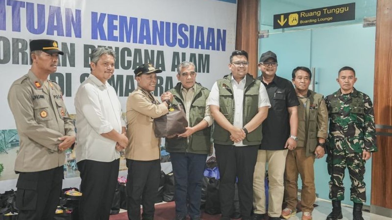 Ketua MPR RI menyalurkan 5.000 paket **bantuan MPR Sumatera Utara** bagi masyarakat terdampak banjir dan tanah longsor. Langkah ini fokus pada percepatan pemulihan sektor vital dan mendengarkan aspirasi daerah.