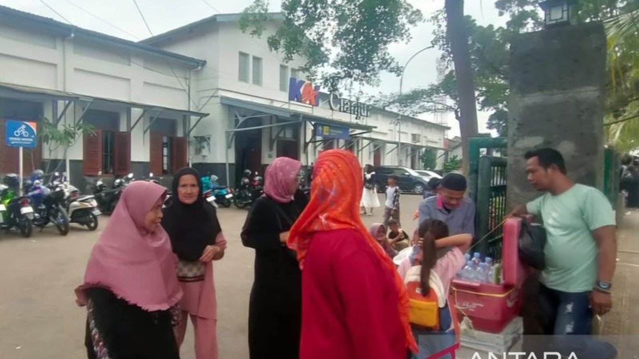 PT KAI menunda pengoperasian KA Jaka Lalana rute Jakarta-Cianjur hingga batas waktu tak ditentukan. Penundaan ini terkait fokus KAI pada penanganan bencana di Sumatera.