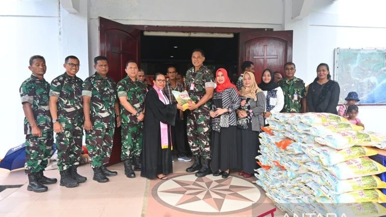 Lanud Pattimura membagikan satu ton beras kepada umat Kristiani di Ambon menjelang Natal 2025, menegaskan komitmen mempererat kemanunggalan TNI AU dengan masyarakat.