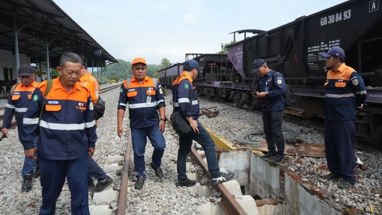 PT KAI Daop 9 Jember menyiagakan 108 petugas ekstra untuk mengamankan perjalanan selama libur KAI Jember Nataru 2025/2026. Langkah ini diambil guna menekan angka kecelakaan dan menjamin keselamatan penumpang.
