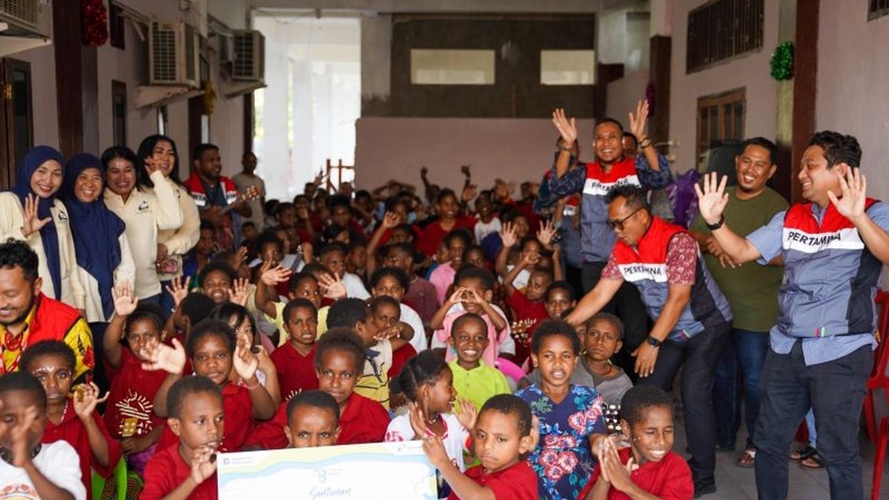 Dalam rangka HUT ke-68, Pertamina Patra Niaga Regional Papua Maluku berbagi kasih dengan 375 anak yatim, memberikan santunan dan alat sekolah. Simak detail kepedulian Pertamina Berbagi Kasih Anak Yatim ini!