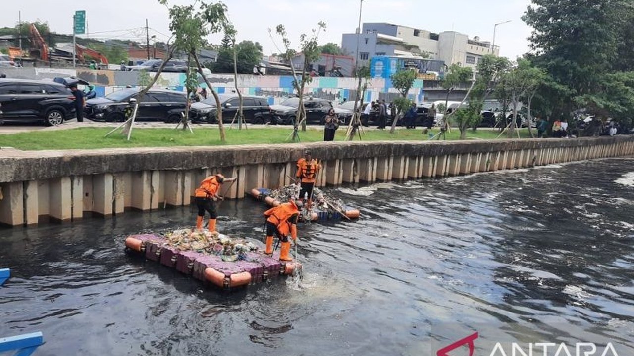 Dinas Sumber Daya Air DKI Jakarta telah mengeruk sekitar 835 ribu meter kubik sedimen dan lumpur dari berbagai lokasi, menegaskan komitmen Pemprov dalam Penanganan Banjir Jakarta.