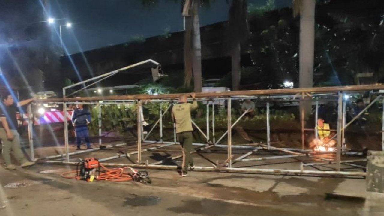 Satpol PP DKI Jakarta sigap melakukan pembongkaran reklame berkarat di Ancol untuk mencegah potensi bahaya saat cuaca ekstrem. Langkah ini demi keselamatan warga Jakarta.
