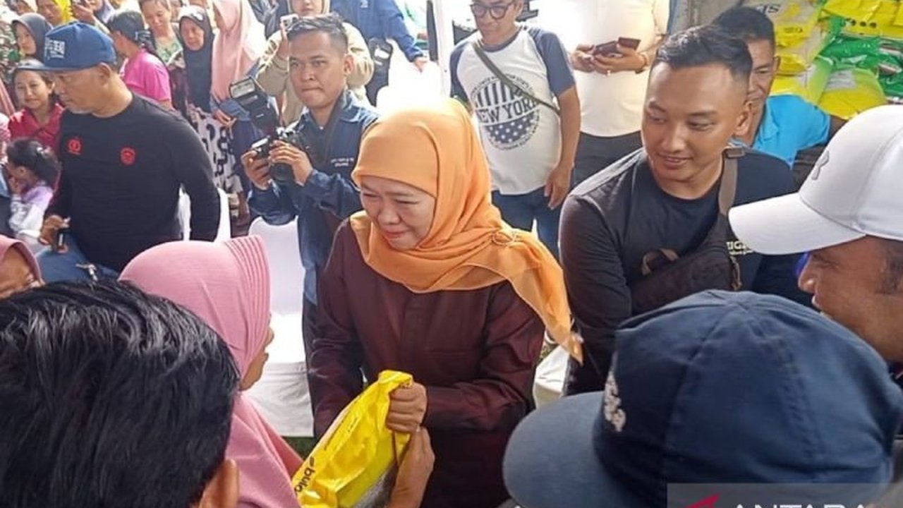 Jelang Natal 2025 dan Tahun Baru 2026, Pemprov Jatim menggelar pasar murah di Madiun sebagai upaya stabilisasi harga bahan pokok Nataru serta menjaga daya beli masyarakat, menarik antusiasme warga.