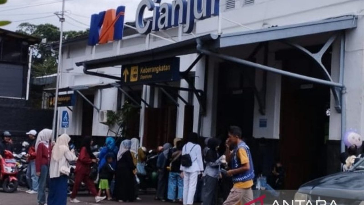 PT KAI Daop 2 Jabar menyiagakan 154 petugas di 53 titik rawan bencana, termasuk Cianjur, sebagai upaya antisipasi dan penanganan cepat selama cuaca ekstrem demi kelancaran perjalanan kereta api.