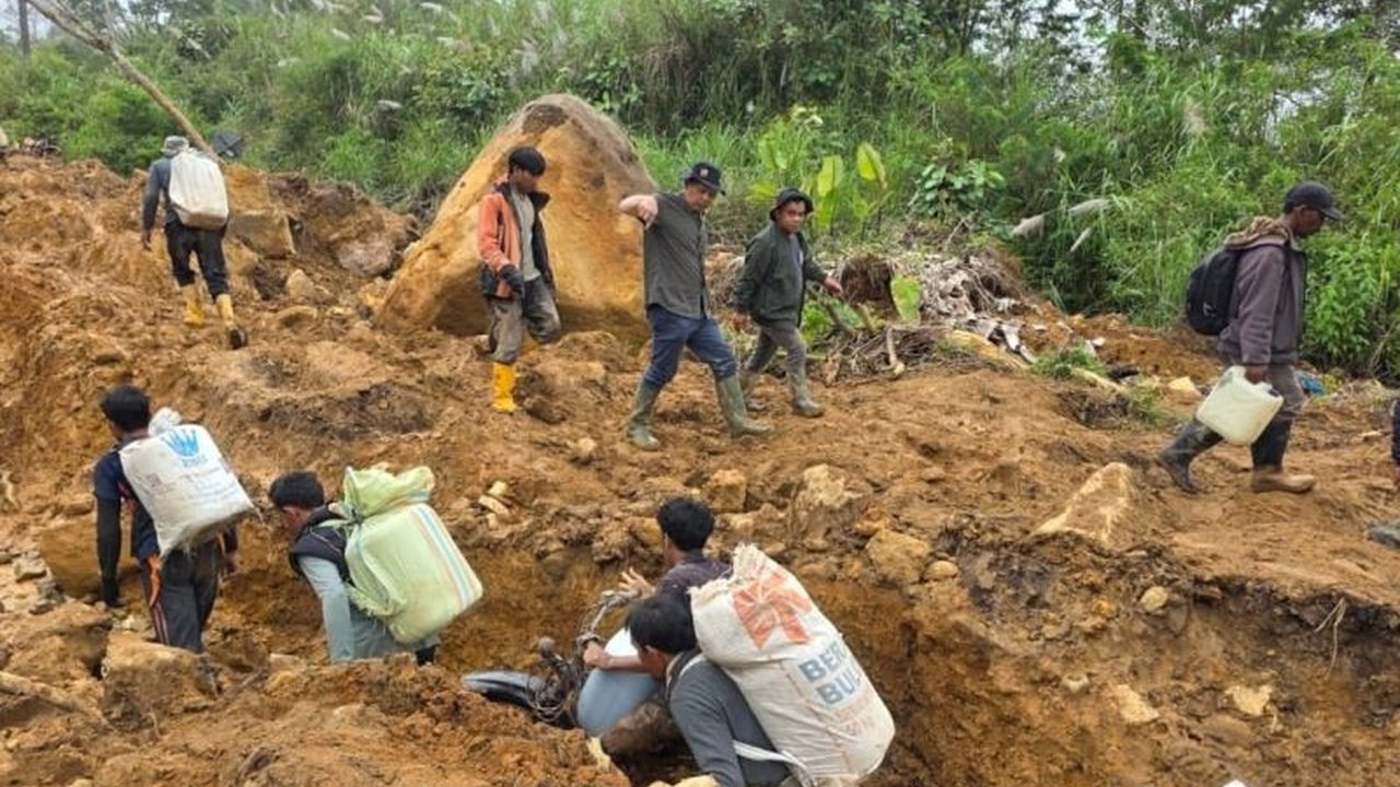 Pemerintah Kabupaten Aceh Tengah dan Bener Meriah diminta mendirikan pos kesehatan darurat di Jalur Kem Bener Meriah, Aceh, menyusul ribuan penyintas bencana yang kelelahan dan cedera saat mencari kebutuhan pokok.