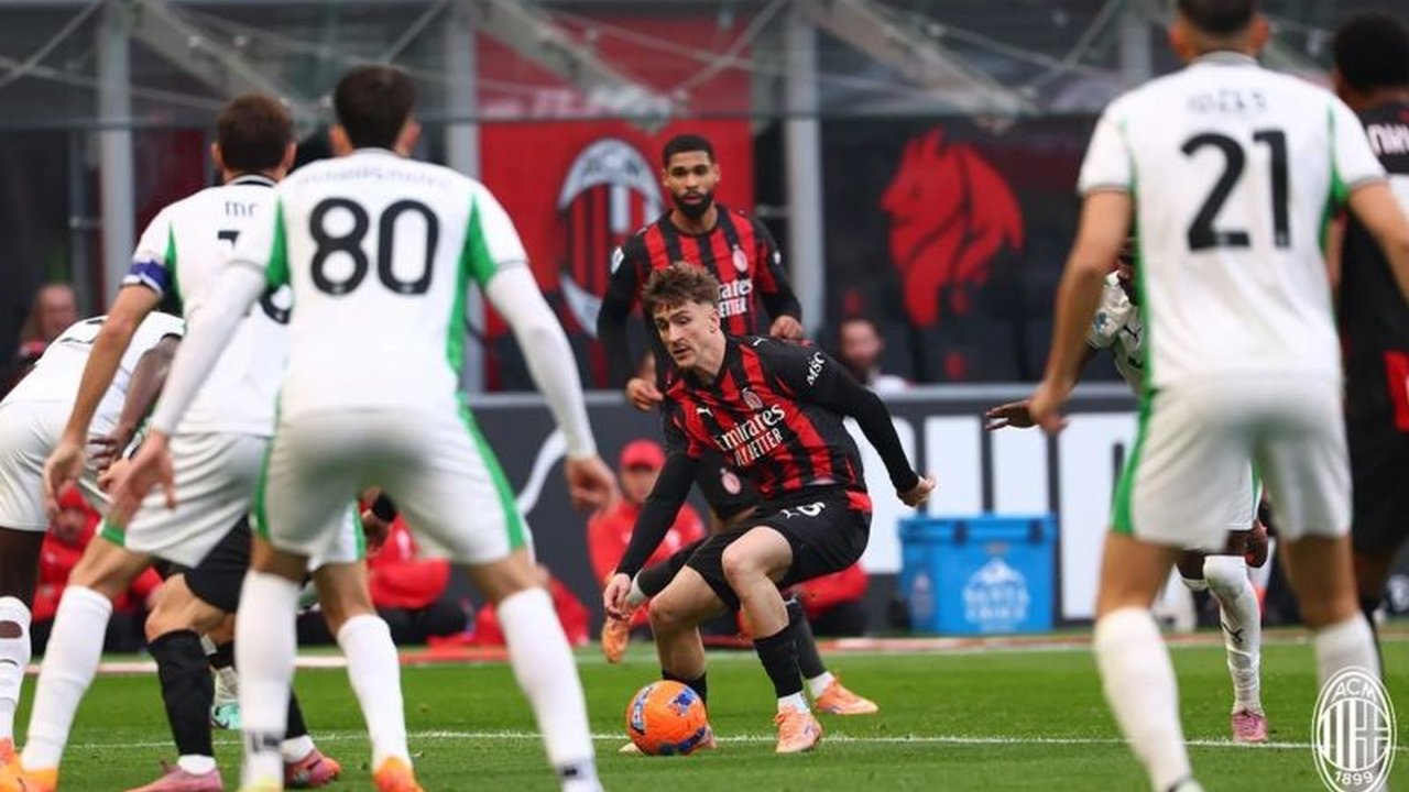 Bek Timnas Indonesia, Jay Idzes, menunjukkan performa solid saat Sassuolo menahan imbang AC Milan 2-2 di Liga Italia. Peran Jay Idzes krusial dalam menahan gempuran Rossoneri.