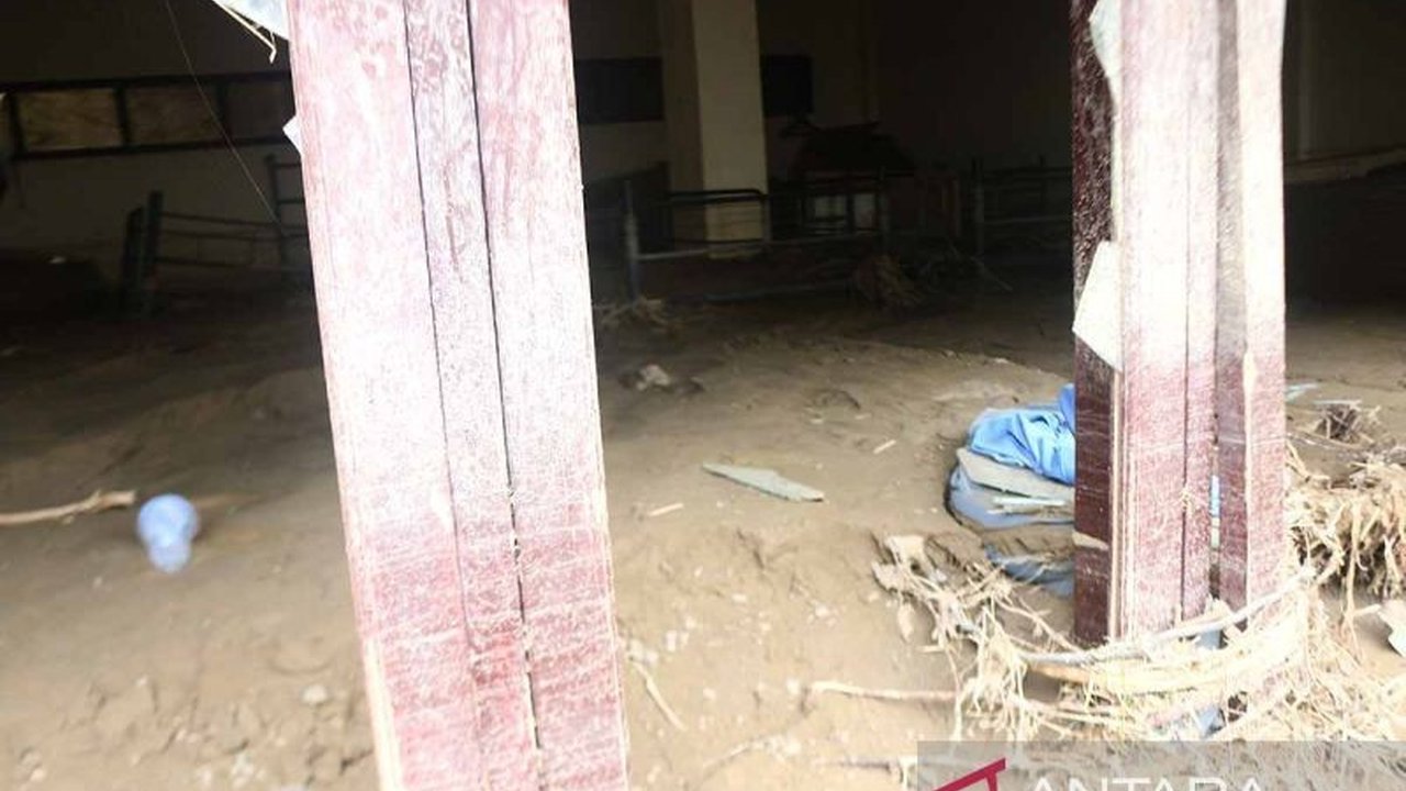 Pesantren Al Bayan Pidie Jaya terpaksa menggunakan biaya sendiri untuk membersihkan lumpur sisa banjir bandang yang menimbun kompleks mereka, demi melanjutkan kegiatan belajar mengajar.