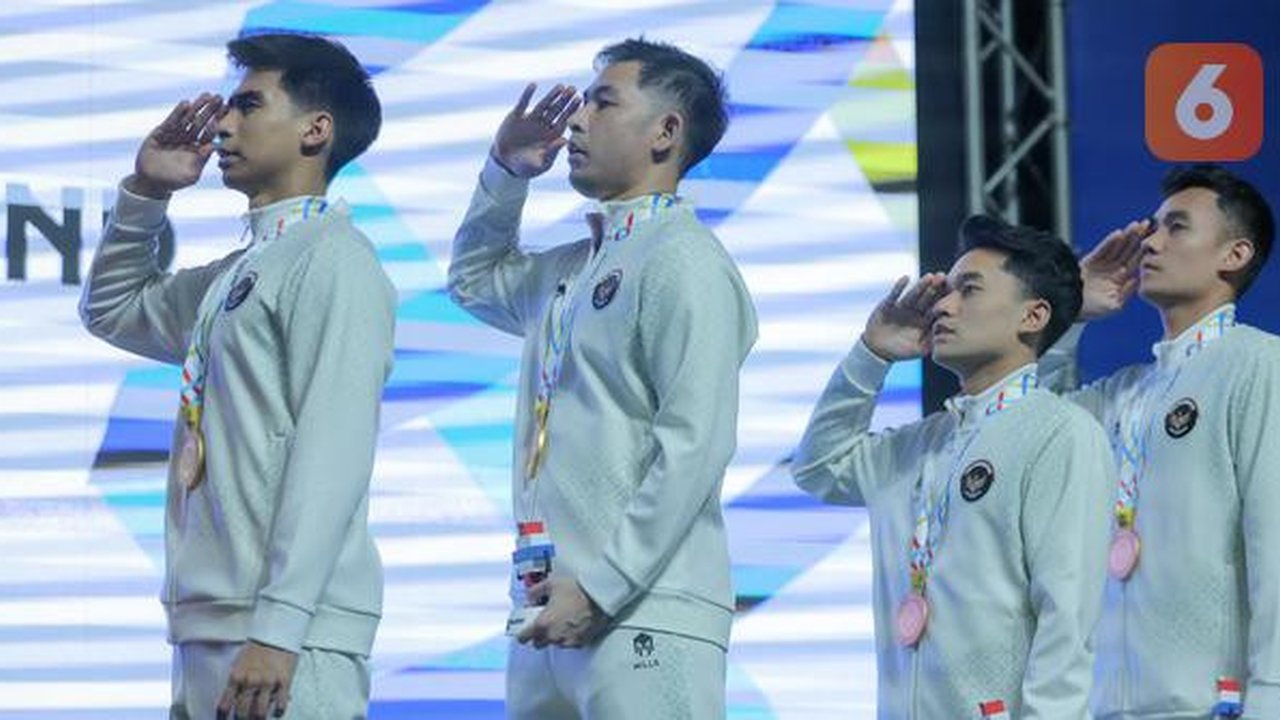 Ganda putra Indonesia Sabar Karyaman Gutama/Moh. Reza Pahlevi Isfahani bersama Leo Rolly Carnando/Bagas Maulana menyanyikan lagu Indonesia Raya di atas podium setelah berhasil meraih medali S